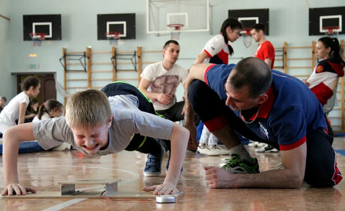 Отжимания 10 лет. Физическая подготовка. Физическая подготовкк. Спортивные соревнования. ОФП это в физкультуре.