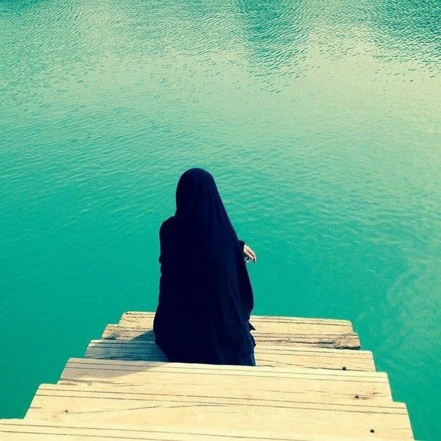 Картинки на статус в ватсап красивые. Девушка в хиджабе со спины. Одиночество мусульманки. Мусульманские картинки. Грустная девушка в хиджабе.