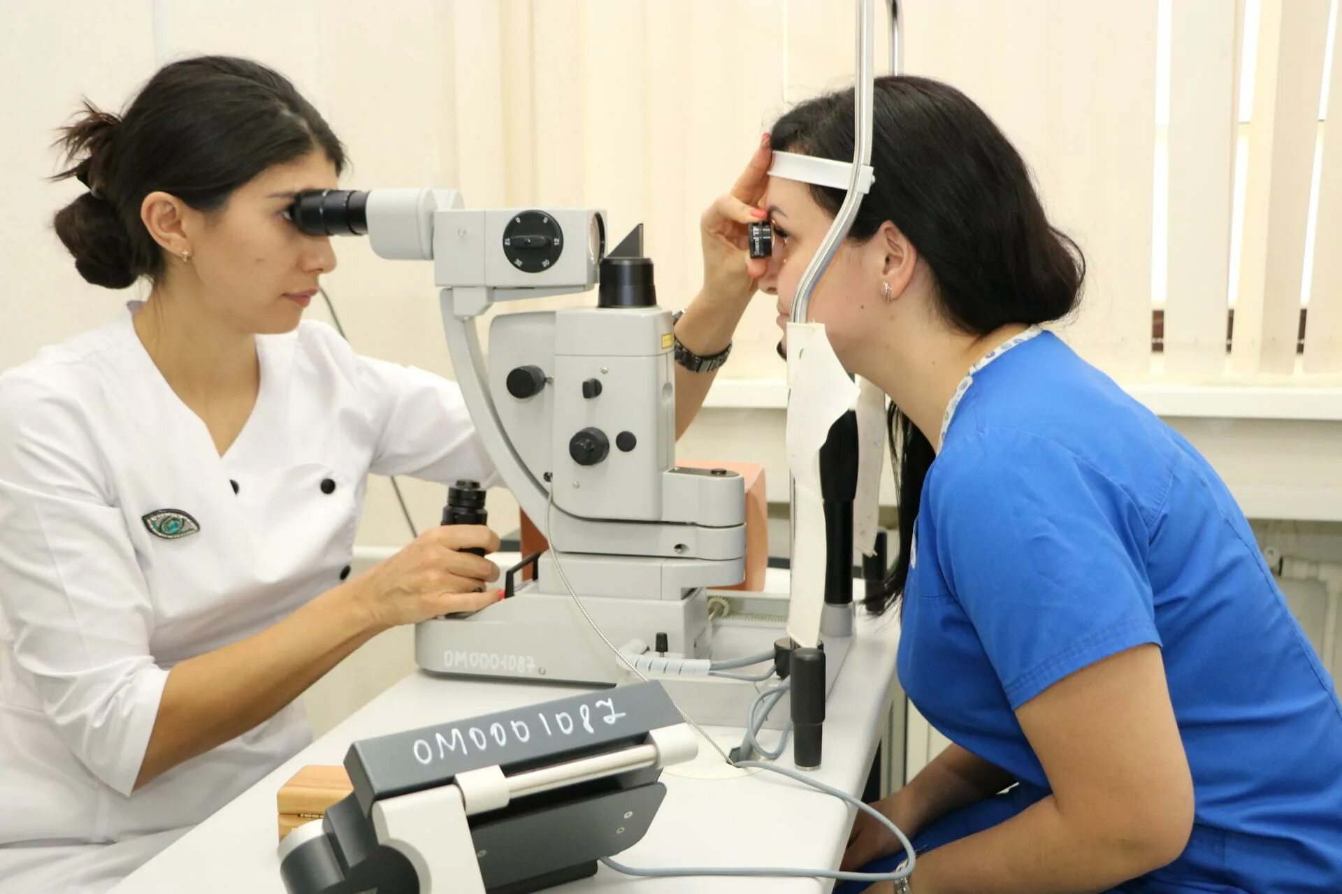 Глаза ее глазки. Лазерный микрохирург офтальмологического отделения. Может будут сниться длинные ресницы. Консультация по операции. Дагестанский центр микрохирургии глаза.