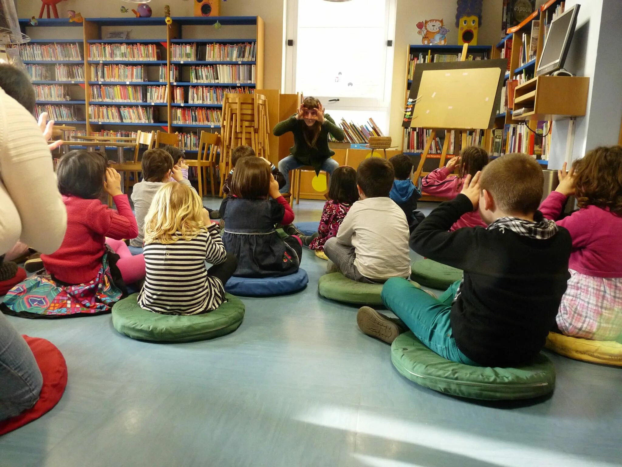 This is our library. Сторителлинг. Сторителлинг занятие в детском саду. Storytelling для детей. Сторителлинг для дошкольников.