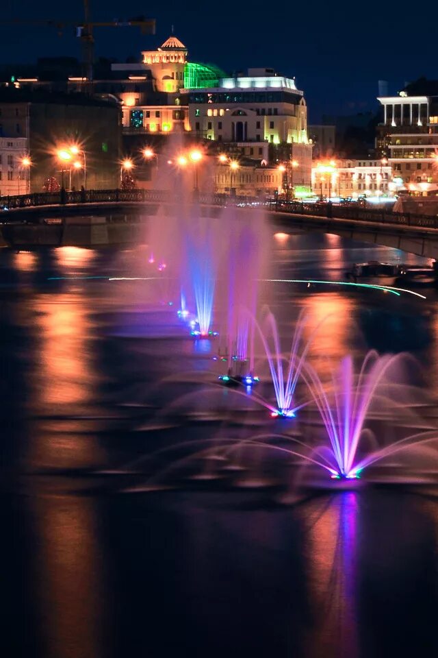 Фонтаны Лужков мост. Лебедянь фонтаны ночью. Ночные фонтаны в Москве. Фонтаны в Москве ночью. Когда включают фонтаны в москве 2024