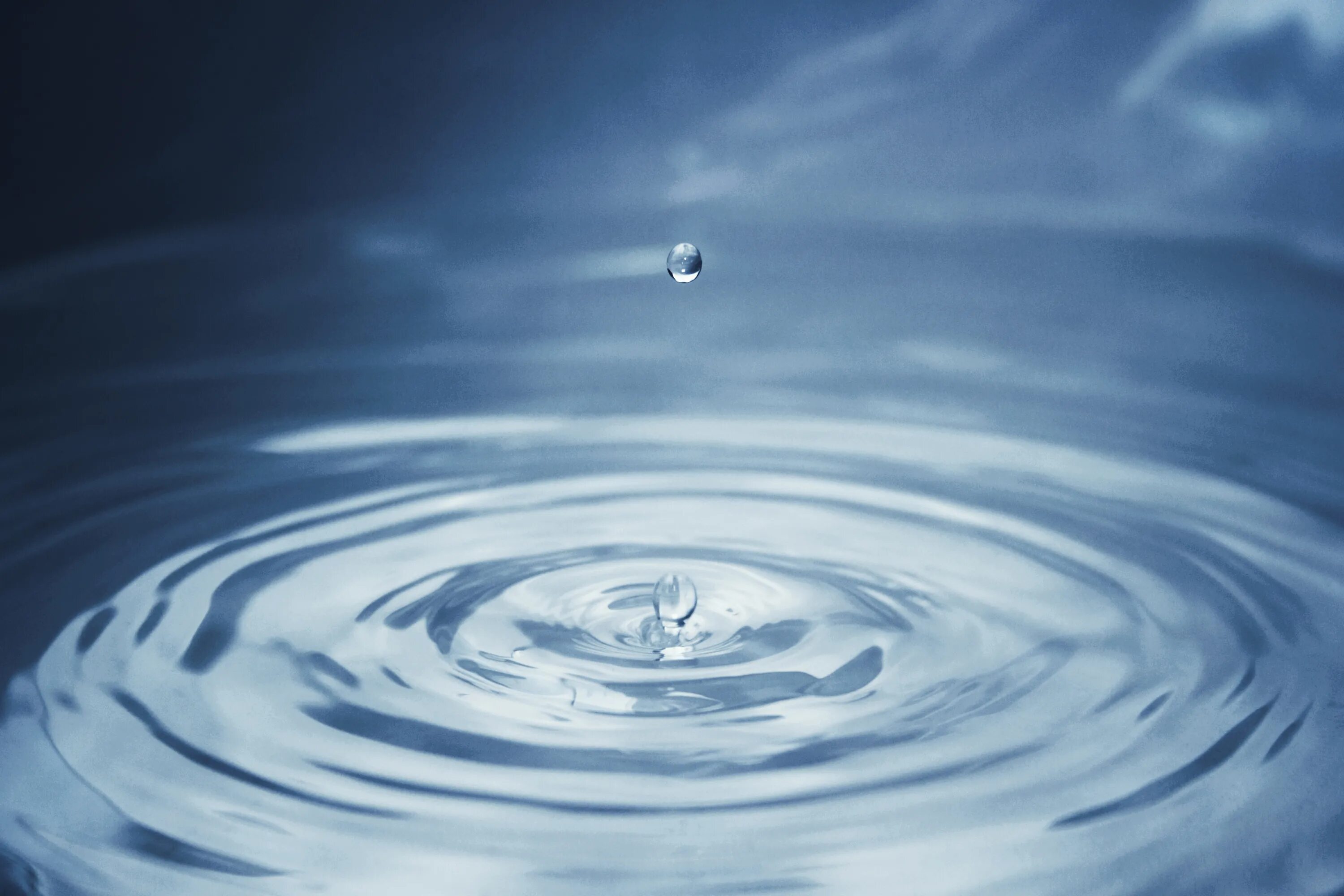 Слушать песню круги на воде. Капля воды. круги на воде. волны от капли воды. поверхность воды.