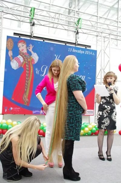 Конкурс у кого длиннее. Конкурс коса девичья краса. Конкурс длинных волос. Конкурс самые длинные волосы. Дети с самыми длинными косами.