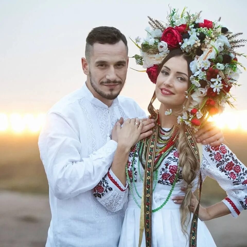 Украинская семейная пара. Фотосессия в народном стиле. Ведическая семья. Свадьба в славянском стиле. Славянское свадебное платье.