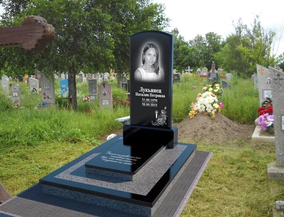 Надпись на надгробной плите. Живое фото на памятнике. Памятник с морем на могилу. Памятники с фотопечатью. Реставрация памятника на могиле.