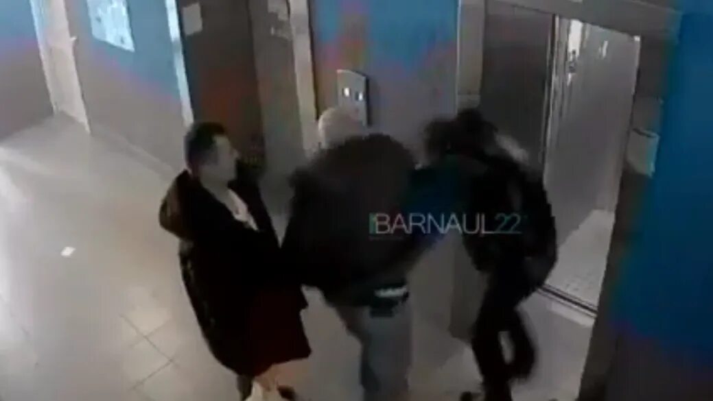 Барнаульские школьники избили. Человек избил собаку в лифте.