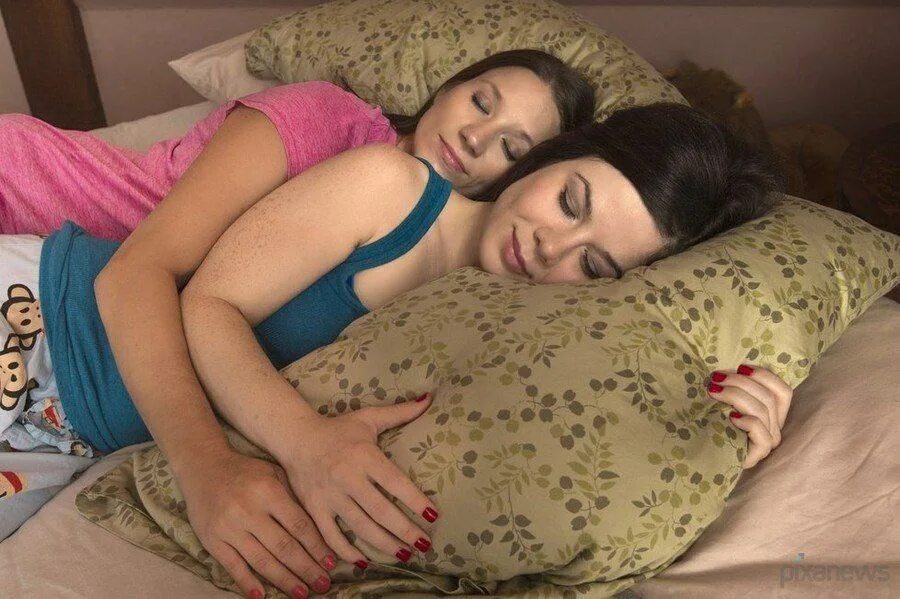 Маму и дочку в попку. Спящие подруги. Подружки спят в обнимку. Две девчонки спят.