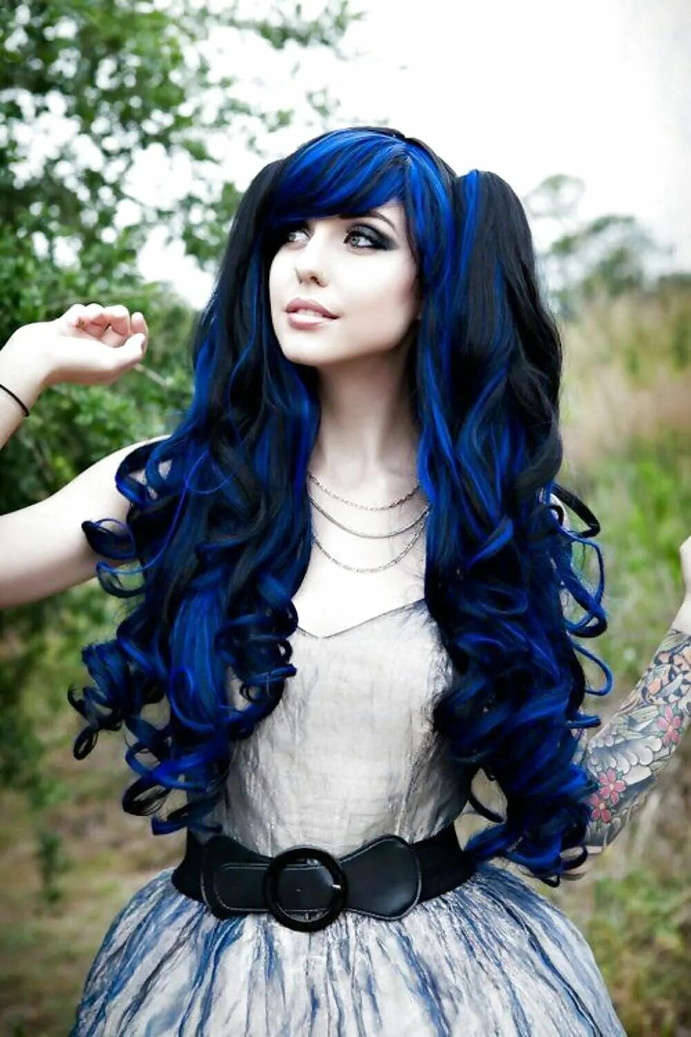Девушка с синим цветом. Эвелон синие волосы. Девушка с синими волосами. Девочка с синими волосами. Синие волосы с челкой.