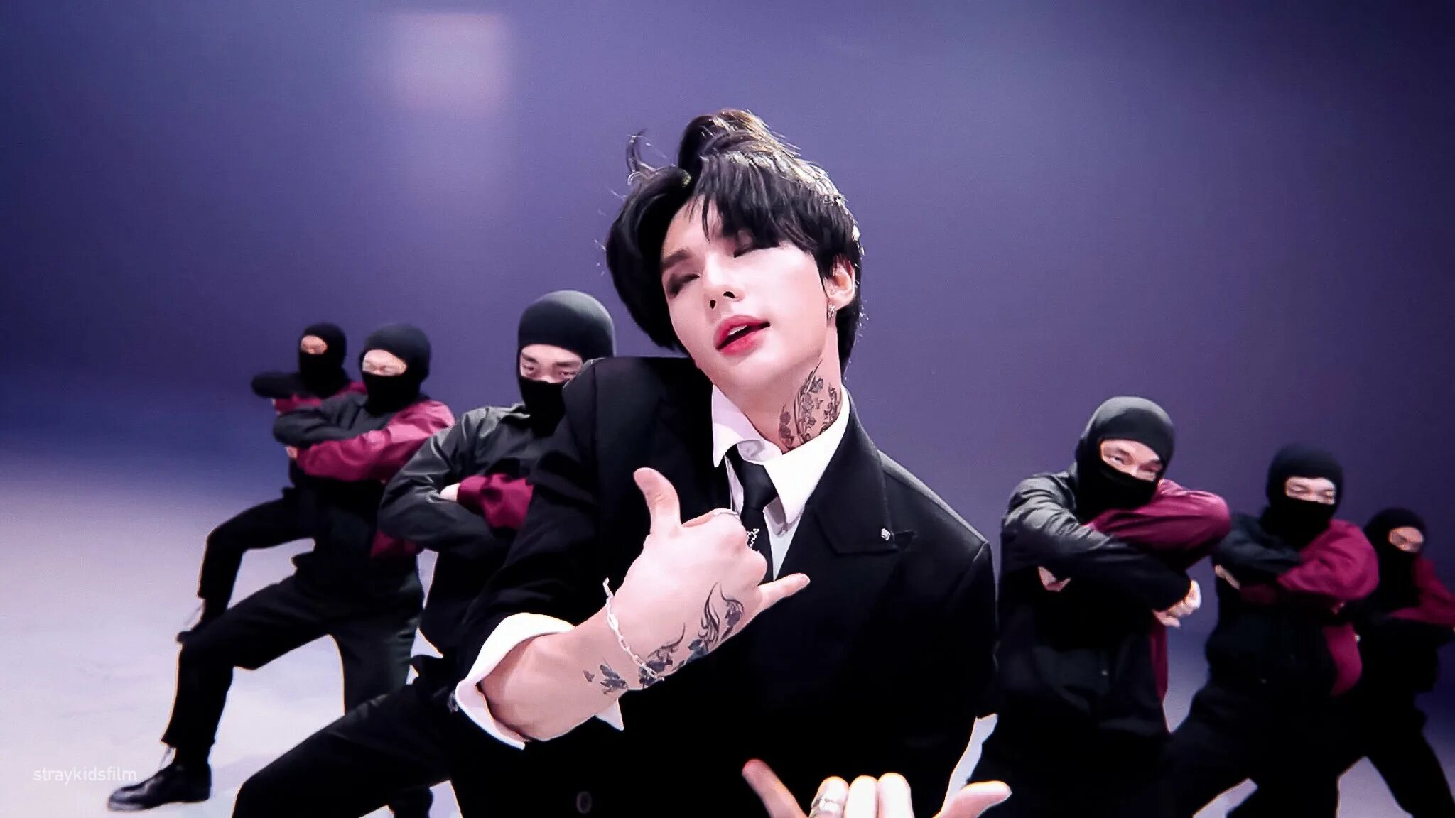 Хенджинка. Хван хёнджин 2021. Хван хёнджин из stray 2021. Stray kids хёнджин. Хенджин motley crew.