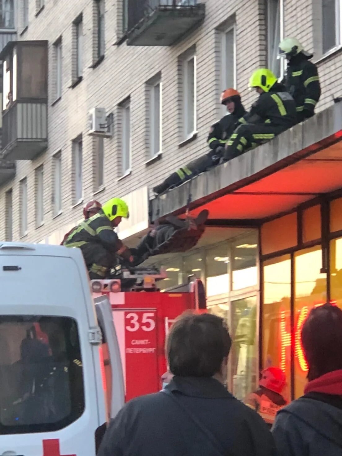 Выпал из окна санкт петербург. Девушка выпала из окна спб сегодня. Парень выпал из окна спб. Человек выпал из окна спб. Ребёнок выпал из окна сегодня спб.