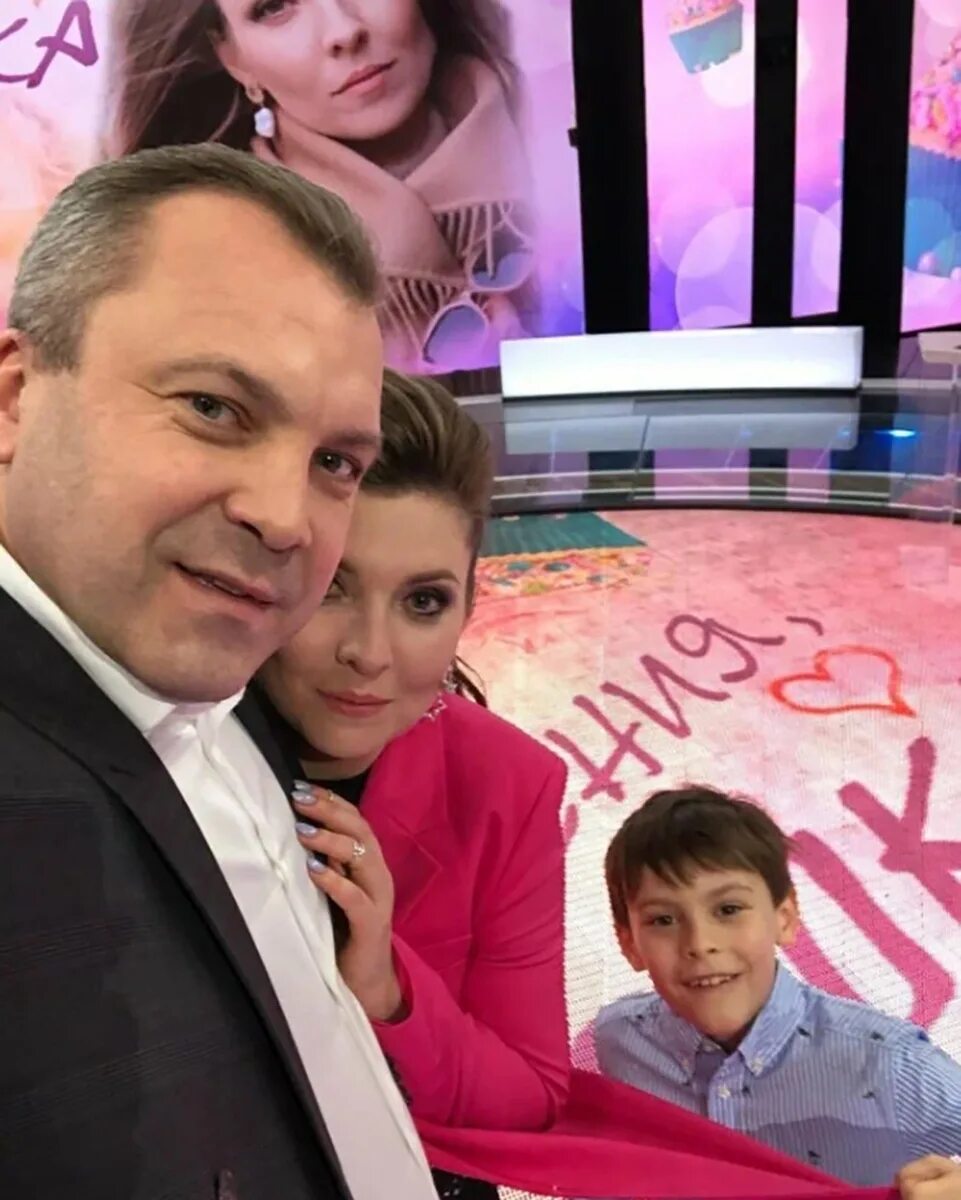 Ее заставляли читать клятву верности флагу США: ведущая шоу "60 минут" Ольга Ска