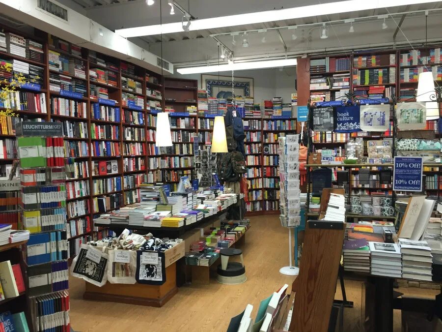 Книжные магазины в нижнем. Книжный магазин. Книжная Лавка. Маленький книжный магазин. Книжный магазин США.