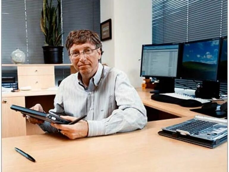 С недавнего времени. Билл Гейтс. Рабочий стол Билла Гейтса. Рабочее место Билла Гейтса. Билл Гейтс в офисе.