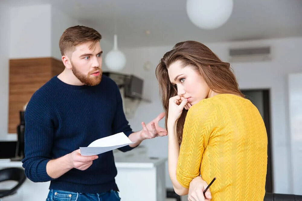 Ревнивый мужчина. Женщина ревнует. Женщина управляет мужчиной. Контроль в отношениях. Сильный контроль в отношениях.