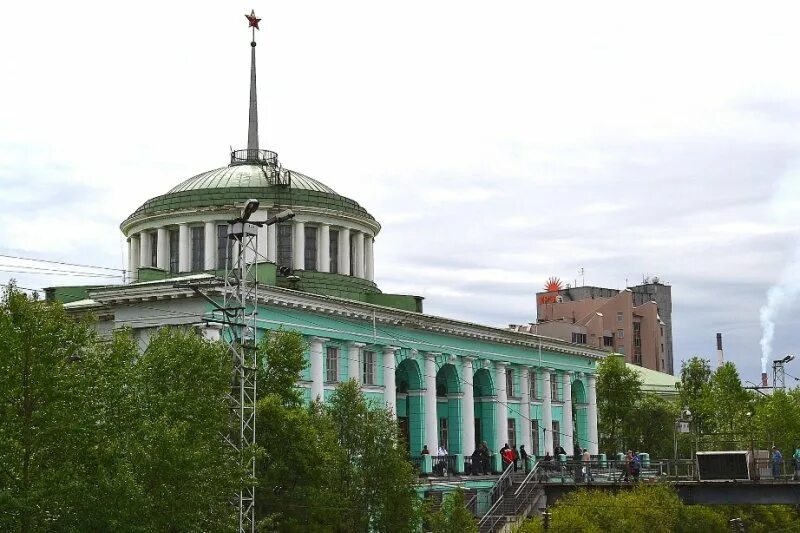 Работа вокзал мурманск. Мурманский вокзал. Вокзал Мурманск. ЖД вокзал Мурманск. Архитектор вокзала Мурманска.