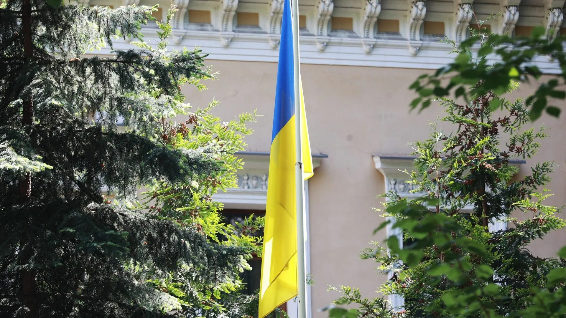 МИД Чехии флаг Украины. Посольство России в Германии украински флаги. Посольство в Осло Норвегия украинские флаги. Украинские флаг на здании МИД РФ. Украинские риа новости