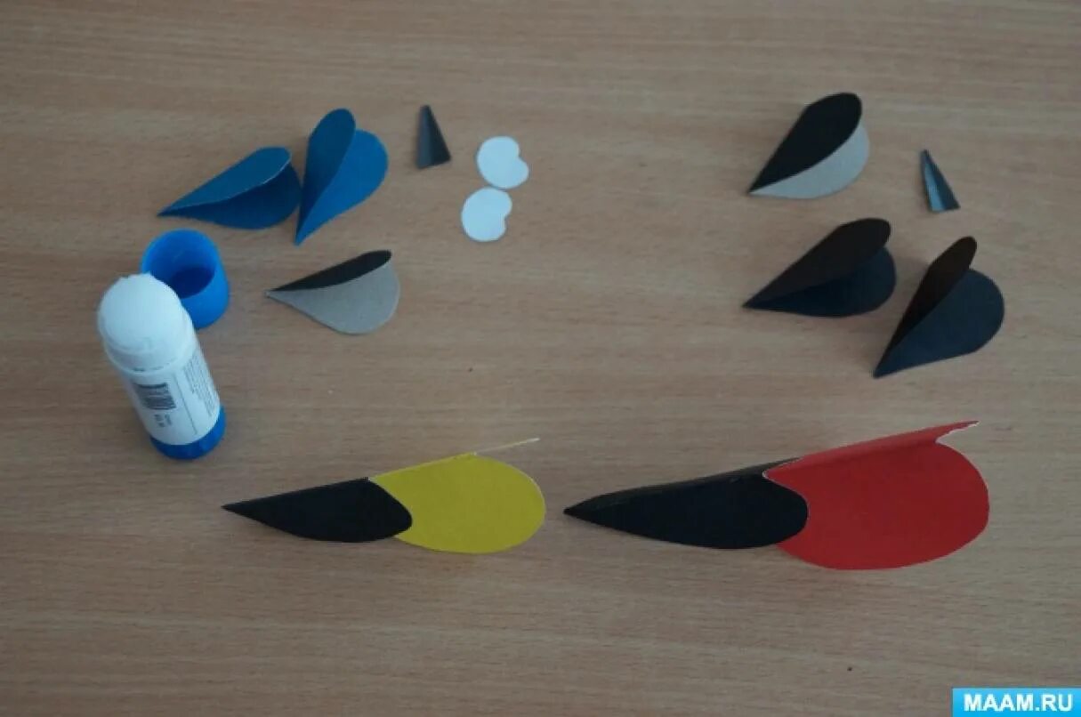 Снегирь из сердечек шаблоны. Снегирь из бумажных сердечек. Аппликация сердечко из бумаги. Синичка из сердечек шаблон. Снегирь из бумаги.