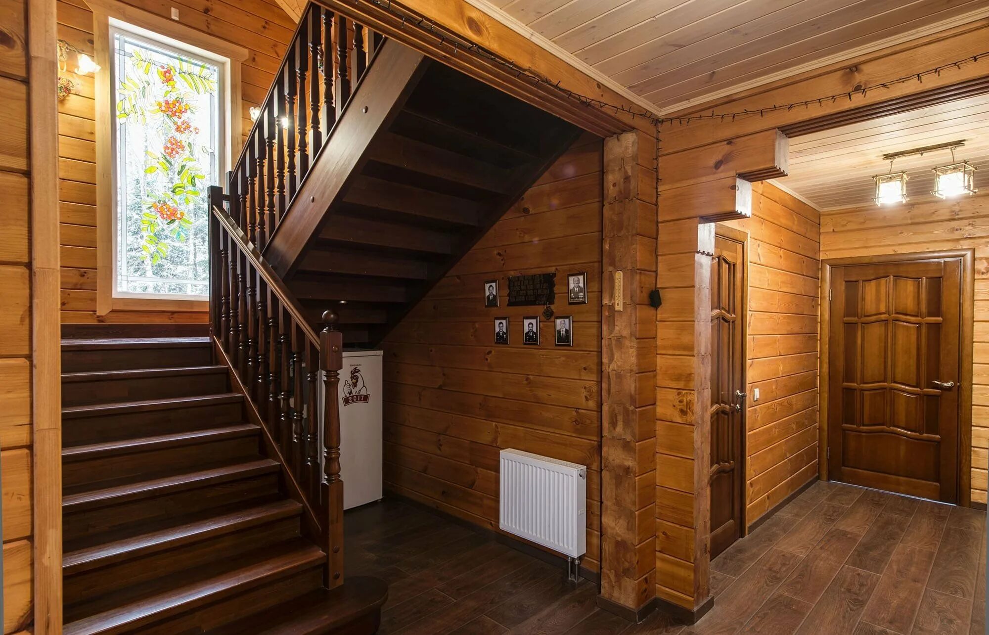 Деревянный дом внутри. Отделка планкен лиственница интерьер. Интерьер блокхаус сосна. Тиккурила имитация бруса в интерьере. Внутренняя отделка под дерево.