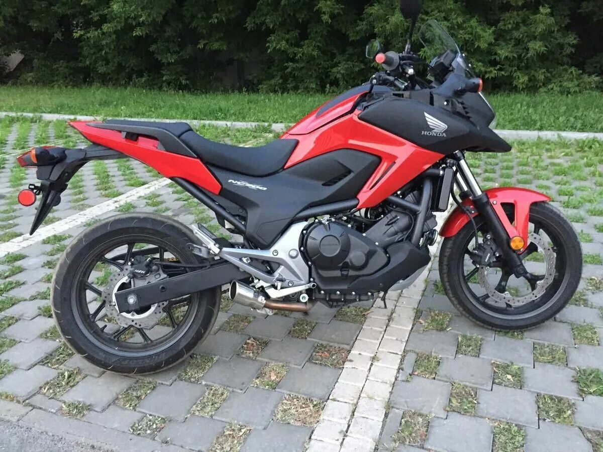 Мотоцикл 700 кубов. Honda nc700x Red. Honda NC 700 красный. Хонда nc700x красная. Хонда 700 кубов.