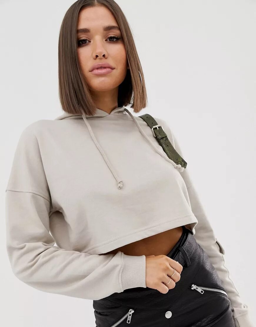 красная толстовка с капюшоном женская. укороченная кофта. укороченное худи. Cropp худи женские. толстовка к сиреневым штанам.