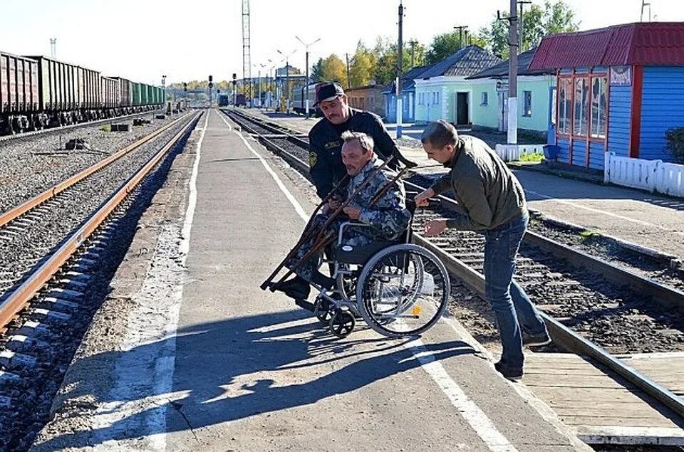 Ржд маломобильным телефон. Инвалиды на ЖД. Инвалид на вокзале. Доступная среда на Железнодорожном транспорте. Инвалиды на железной дороге.