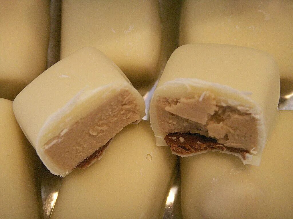 Белый шоколад пралине. Milk jujube. Выпечка с ореховым пралине. Белый шоколад png. Ballotin конфеты.