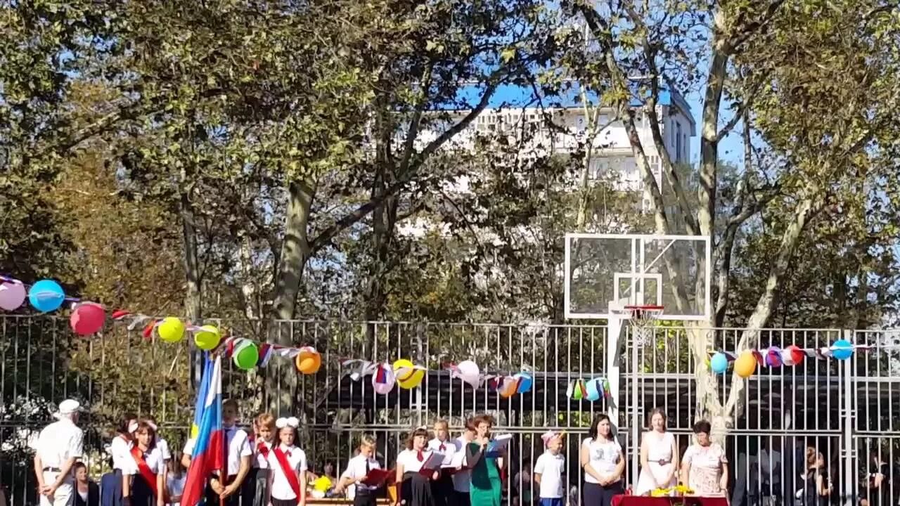 Линейка в школе. С днем знаний советские открытки. 1 сентября открытки ссср. Линейка 1 сентября буратино. Линейка в школе.
