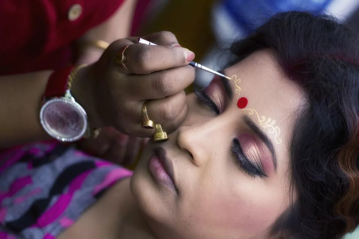 Зачем ставят точку на лоб. Бинди точка на лбу. Баджи бинди. Точка на лбу у индианок. Бинди в индии.
