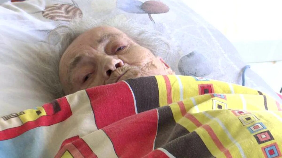 Дайана денгель картины. Дед и внук. Я взрослею родители стареют. Мертвая бабушка в больнице. Сон покойные бабушки и дедушки.