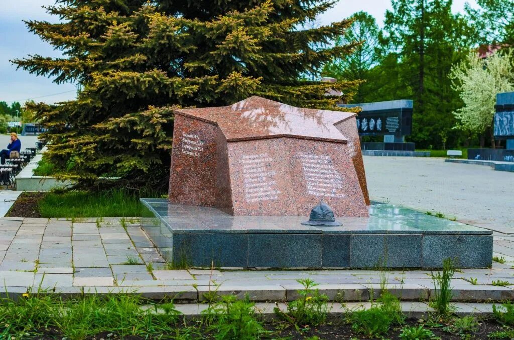 Парк победы аллея героев. Памятники аллея славы. Аллея славы краснодар. Катайск аллея славы. Аллея славы мемориал.