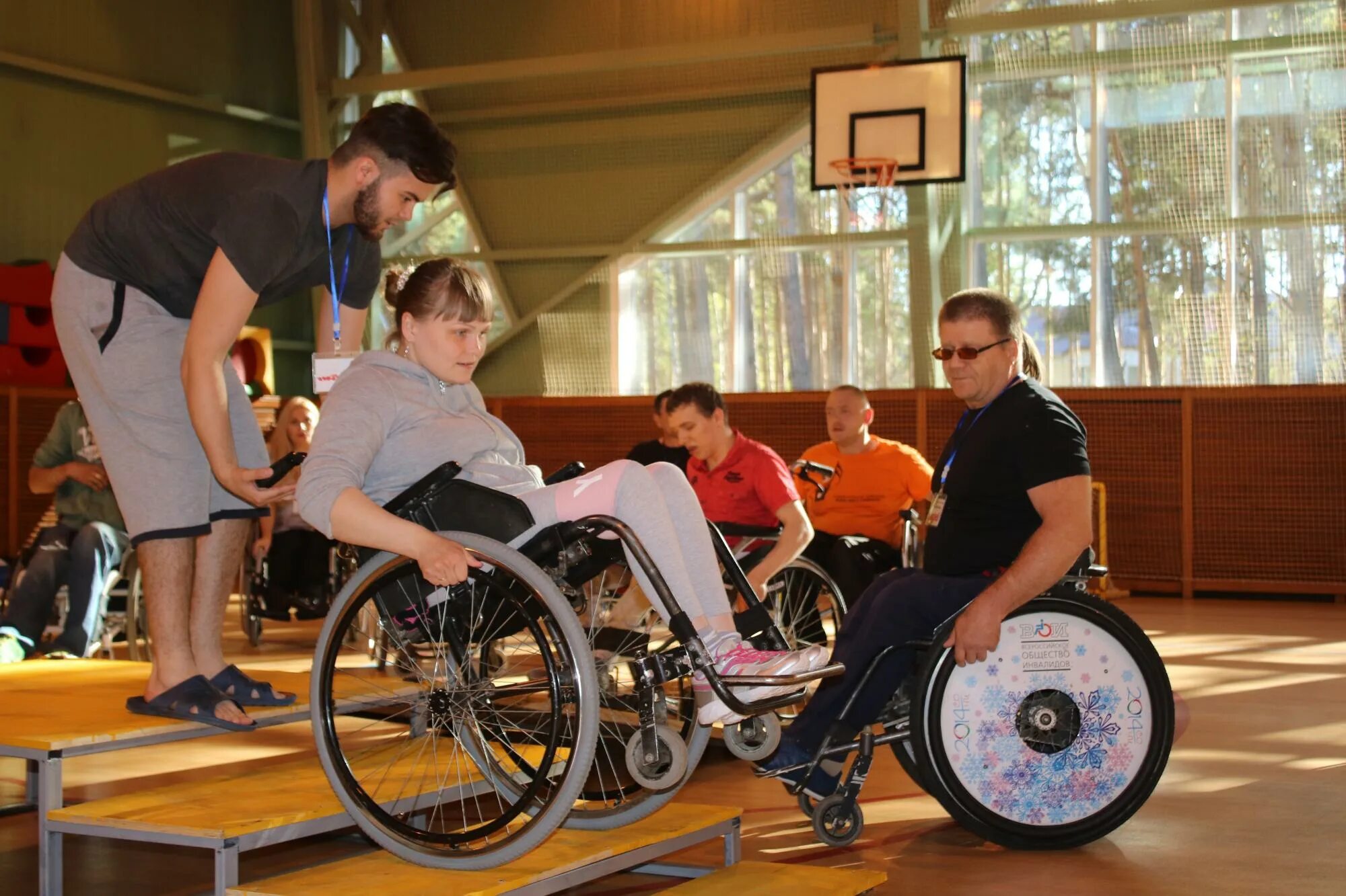 Группа молодых инвалидов. Люди с ограниченными возможностями. Инвалиды люди с ограниченными возможностями. Общество инвалидов колясочников. Мероприятия для инвалидов.