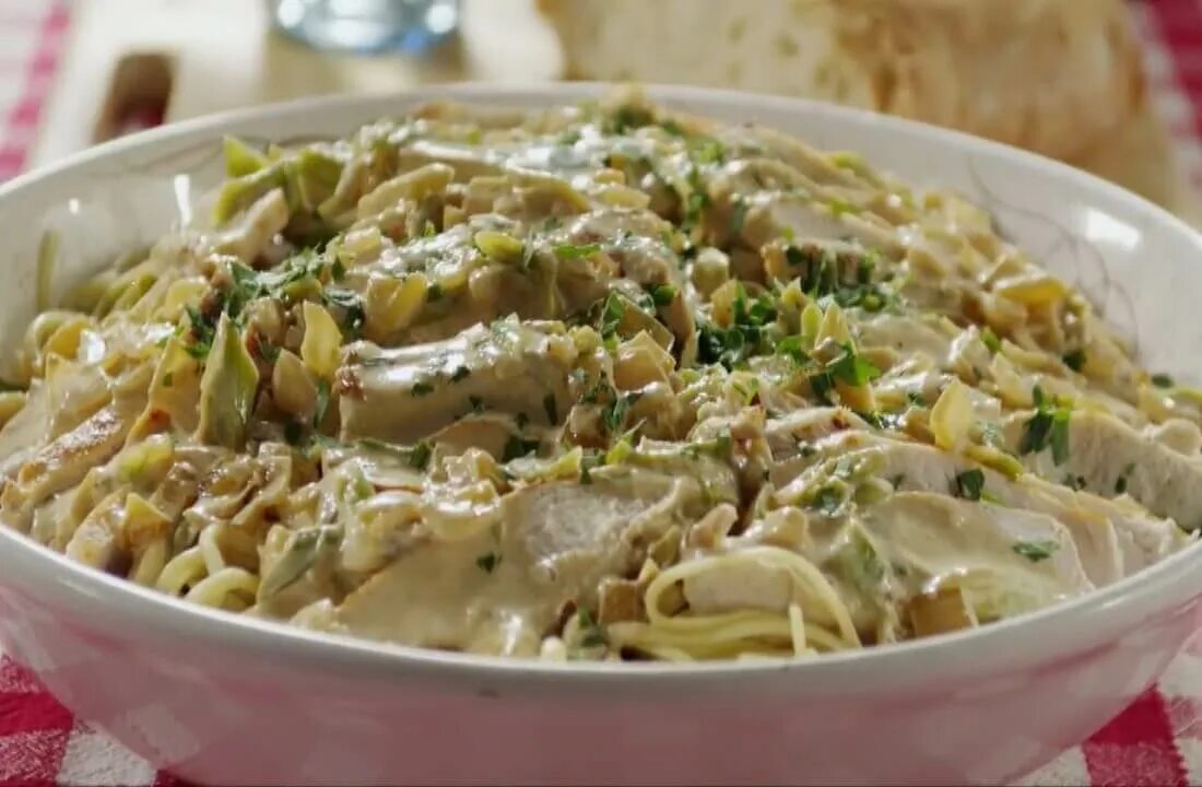 Макароны с филе в мультиварке. Спагетти с курицей в сметанном соусе. курица в сметане с макаронами. паста с курицей в сметанном соусе. спагетти с куриным филе в сметанном соусе.