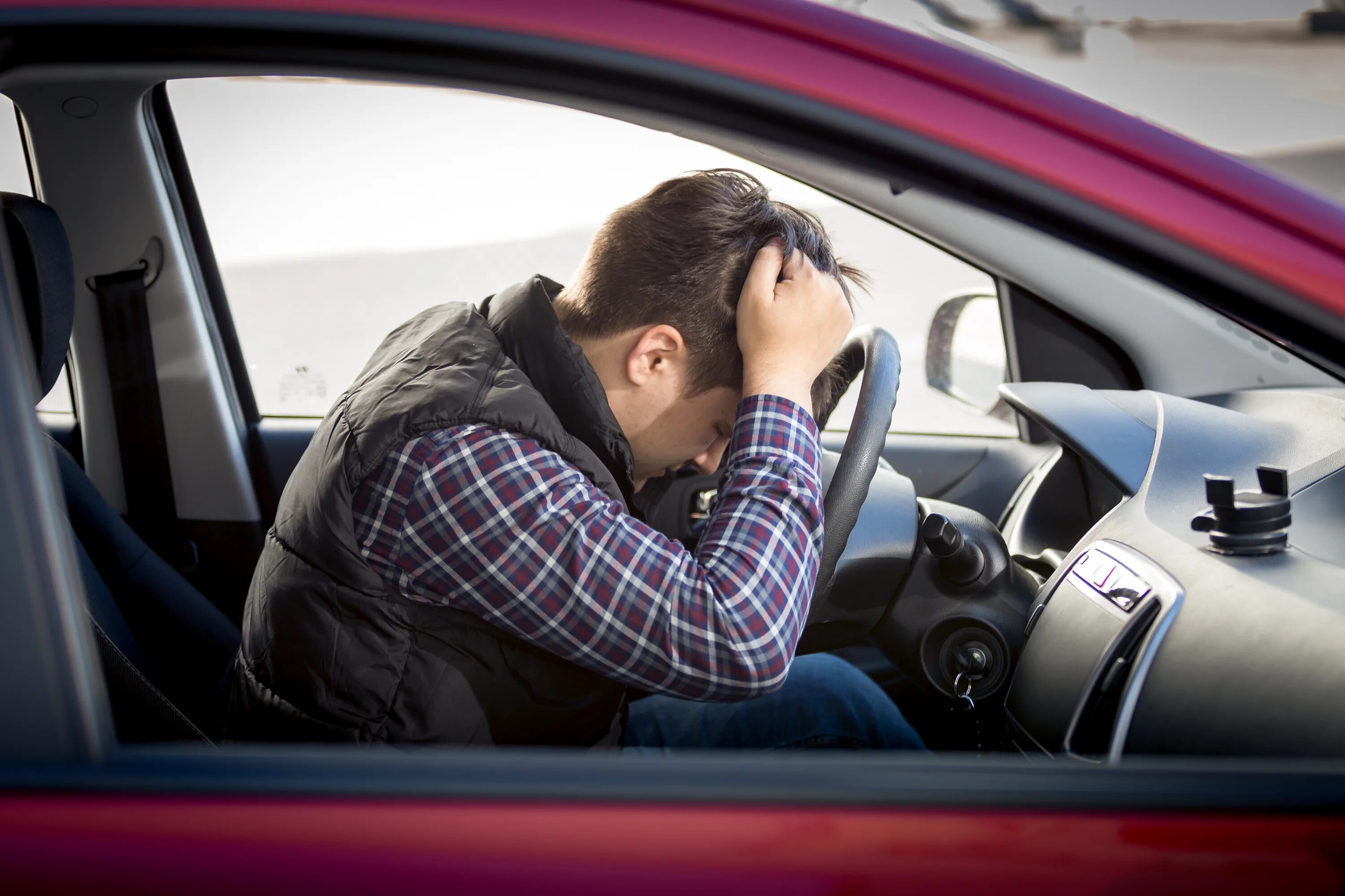 Drive a car sleep. Человек в машине. Мужчина в машине. Мужчина за рулем. Водитель и автомобиль.