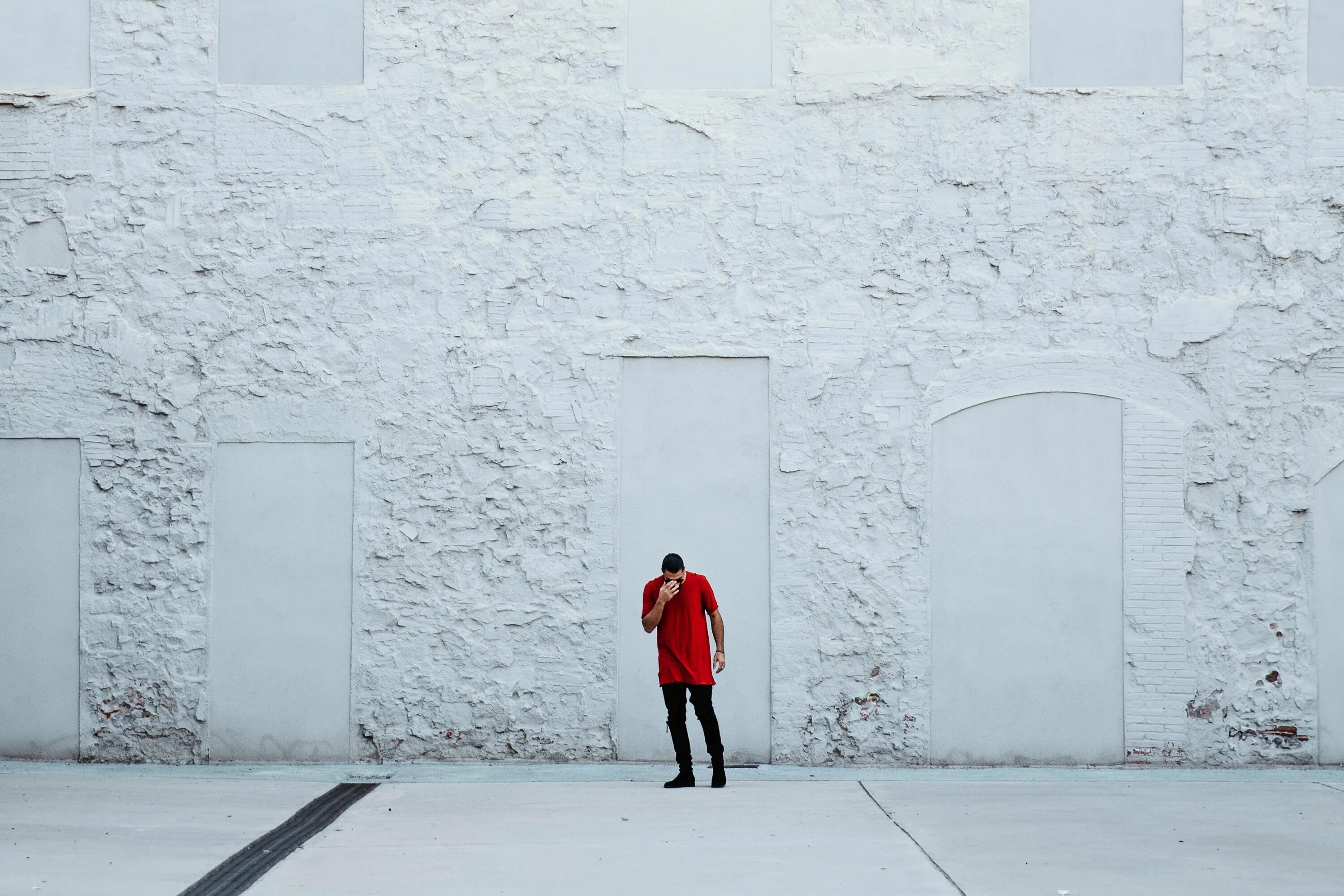 Включи walls. Включи walls. Человек у стены. Граффити на стене. Абстрактный рисунок на стене.