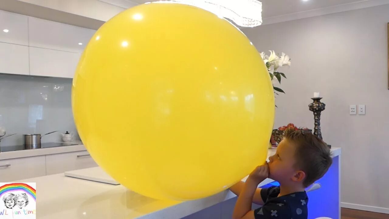 Большие шары видео. Надуть большой шар. Надуваем огромный шар. Надул большой шарик. Дети надувают шарики.