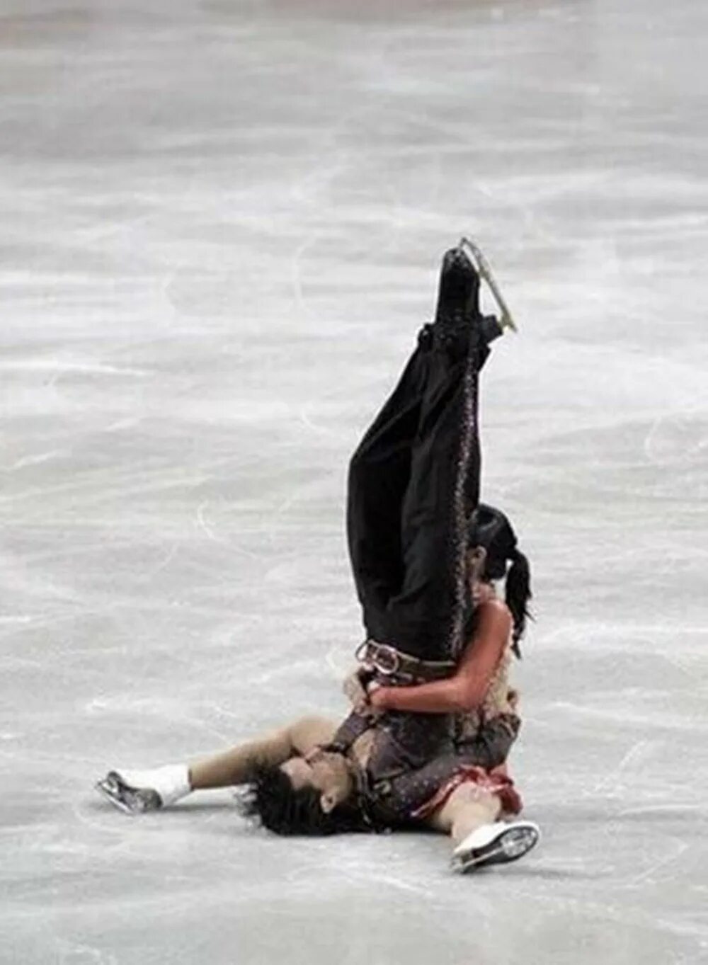 Затылком об лед. Падения в фигурном катании. Смешные падения фигуристов. Упал на коньках. Катание на льду.