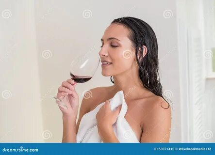 Женщины пьют свою мочу