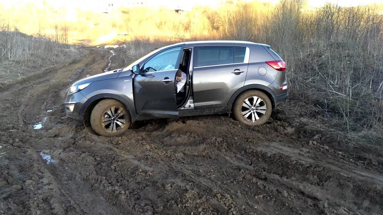 Видео полный привод тест драйв. Kia Sportage Offroad. Kia Sportage off Road. Спортейдж 3 off Road. Киа Спортейдж в грязи.