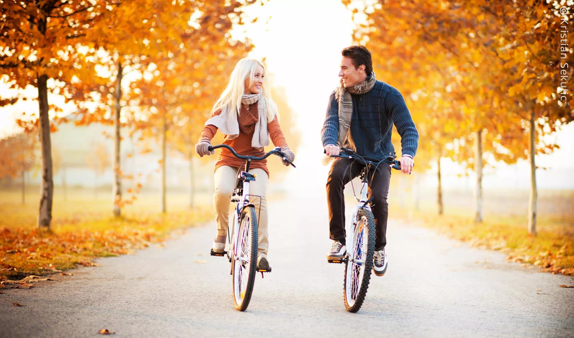 My friend riding a bike. Мужчина и женщина на велосипеде. Мужчина иженшина на велосипеде. Вдвоем на велосипеде. Прогулка на велосипеде.