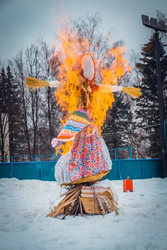 Сжигание куклы. Масленица кукла для сжигания. Горящее чучело на масленицу. Васнецов. А.
