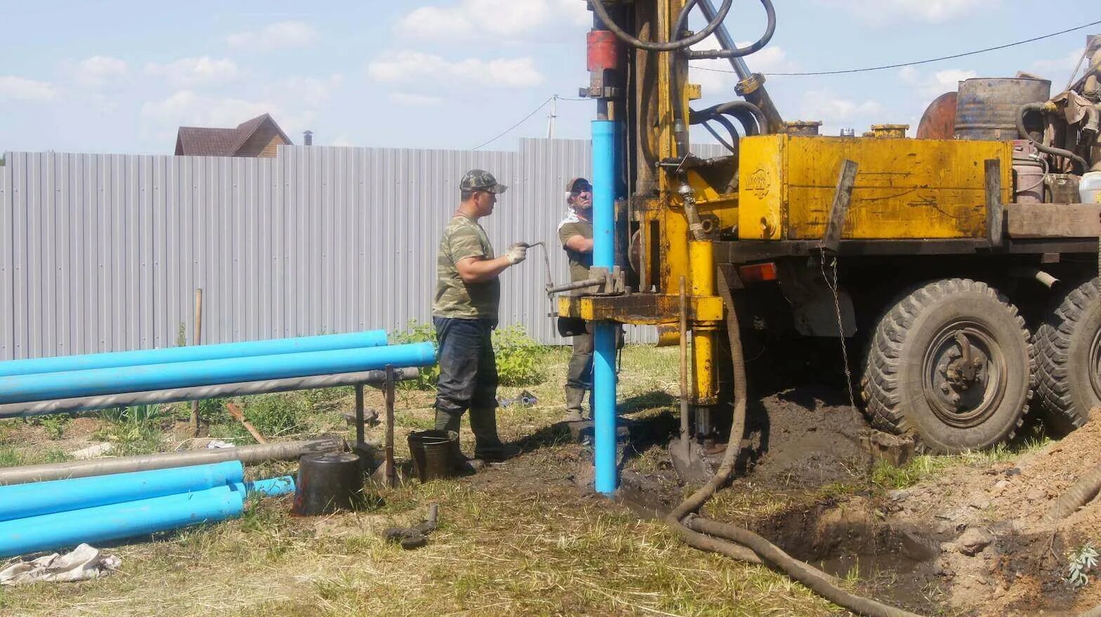 Бурение скважин на воду в томске. Водорезерв бурение скважин. Бурение скважин под воду. Буровые скважины на воду. Бурение скважин на воду в томске.