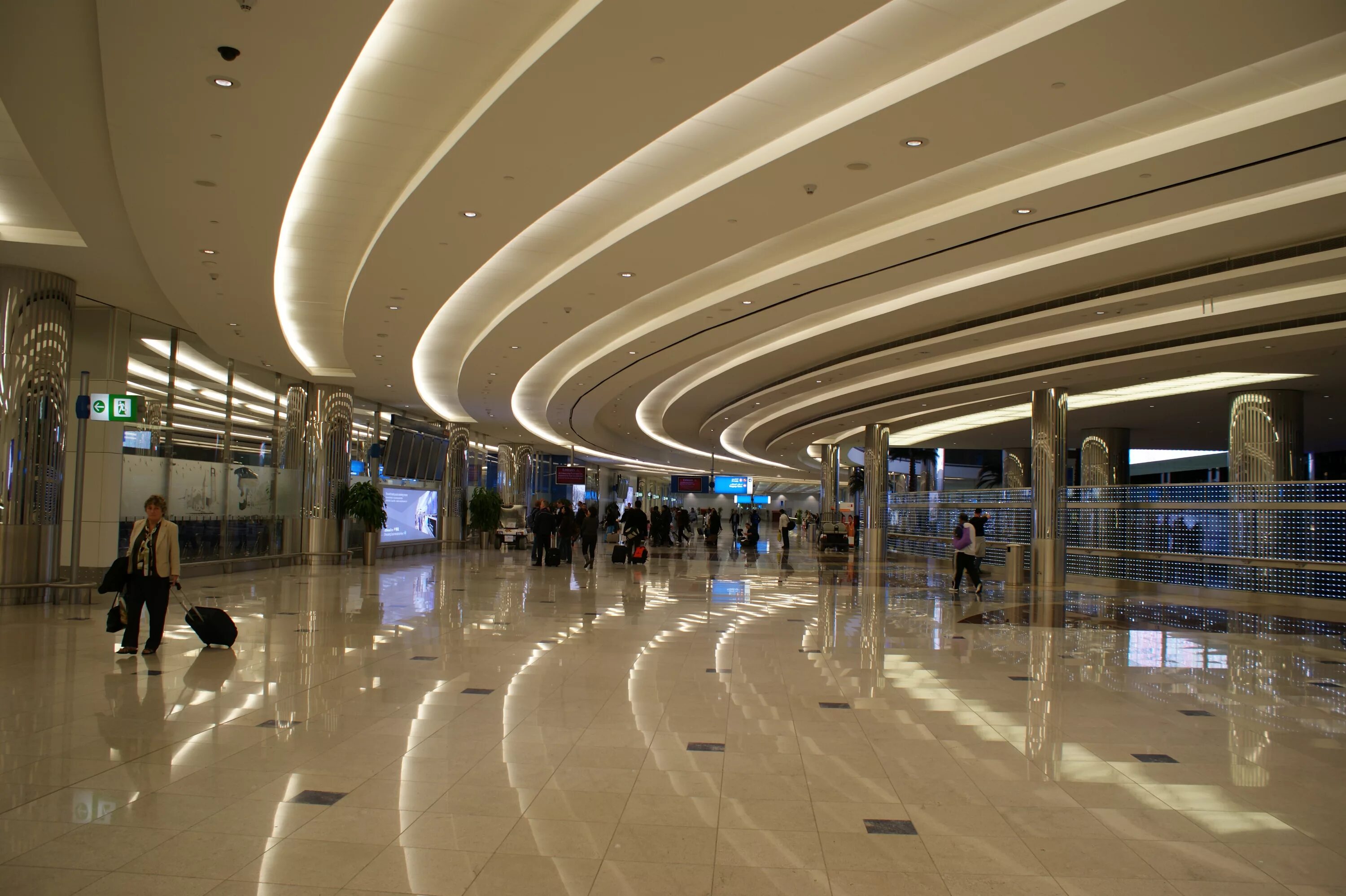 Арабские эмираты аэропорты международные. Международный аэропорт Дубай. Dubai DXB аэропорт. Международный аэропорт Дубай внутри. ДХБ аэропорт Дубай.