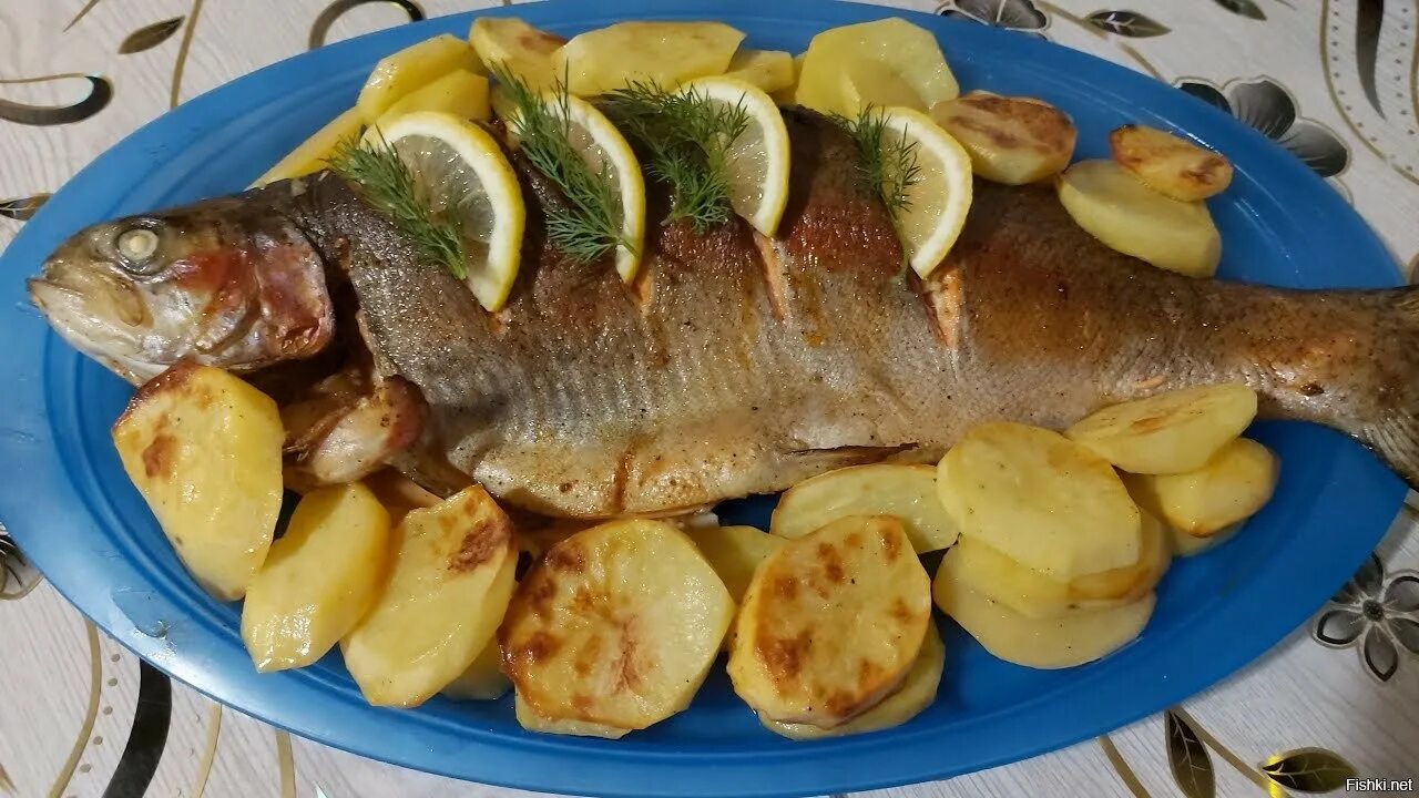 Запечь форель с картошкой. Форель запеченная целиком. форель с картошкой в духовке. рыба целиком в духовке. радужная форель в духовке целиком с картошкой.