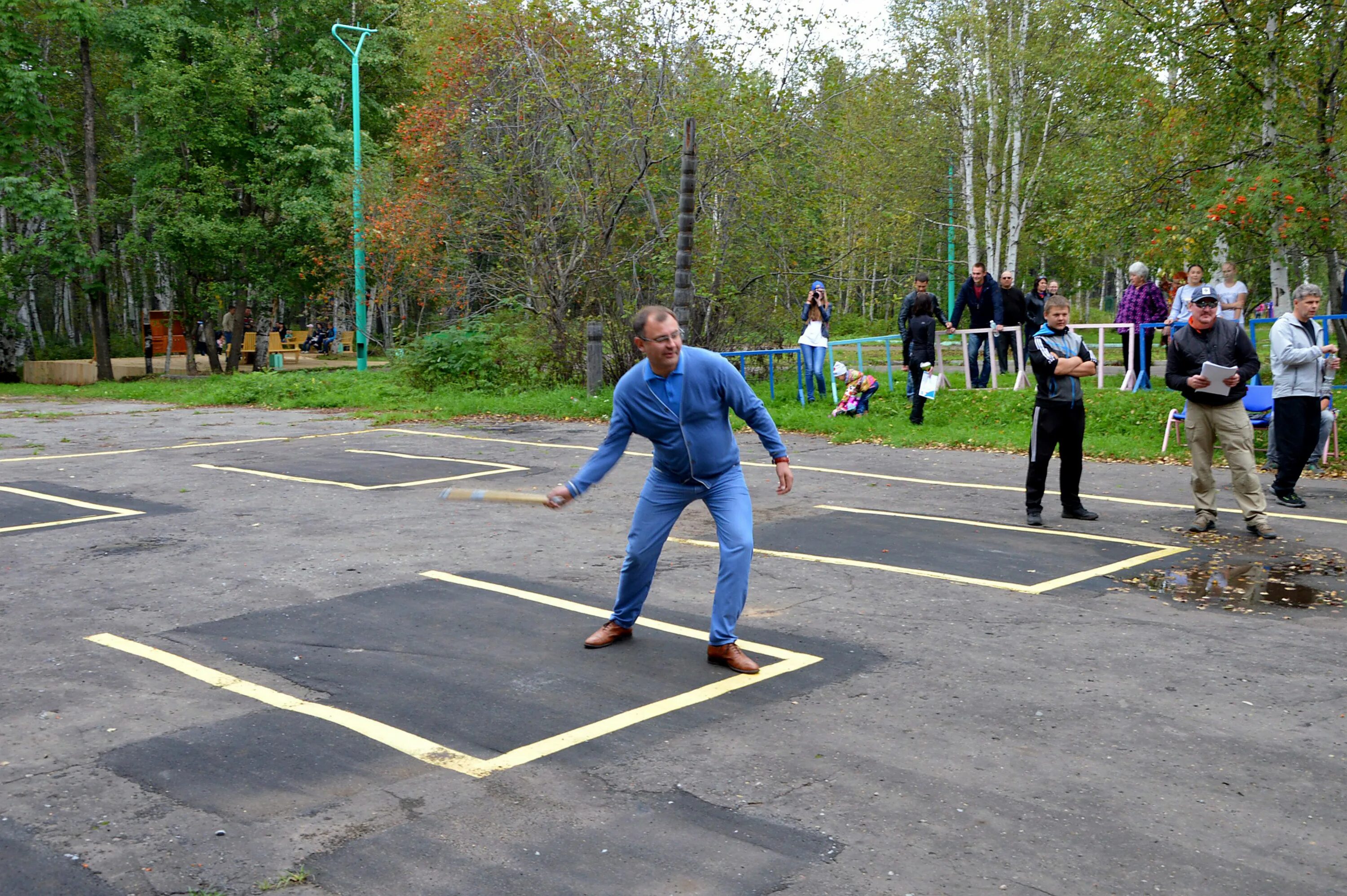 Городки в помещении. Спортивная площадка для городков. Городки соревнования. Площадка для городошного спорта. Игра городки.