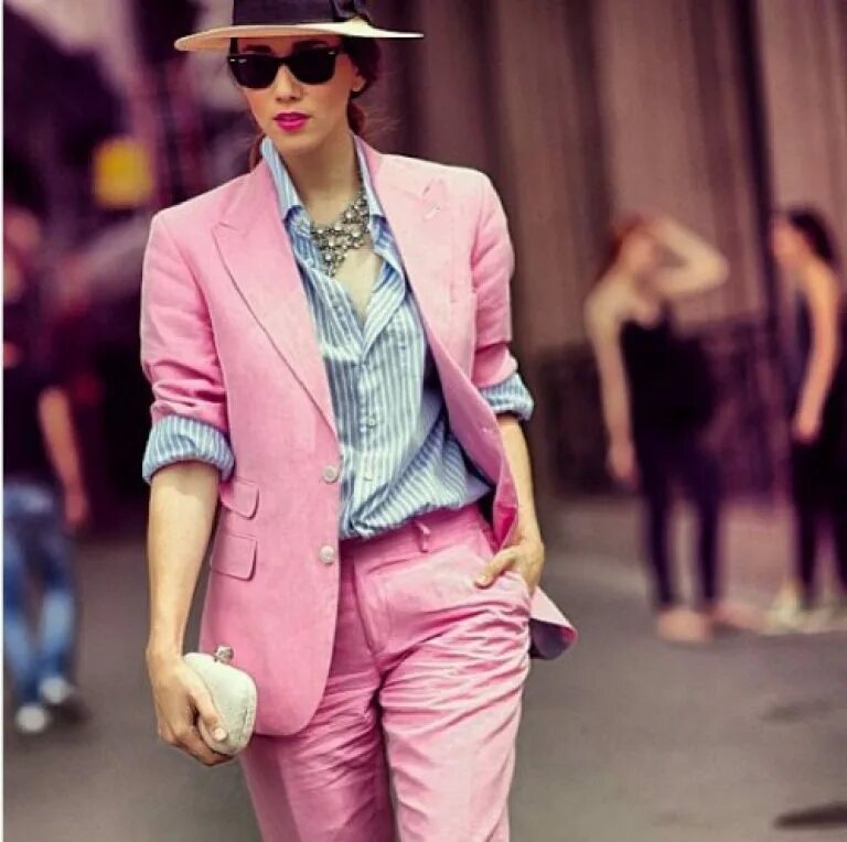 С чем надеть розовую. Розовый пиджак. Яркий пиджак. Образы с розовым пиджаком. Сочетание с розовым пиджаком.