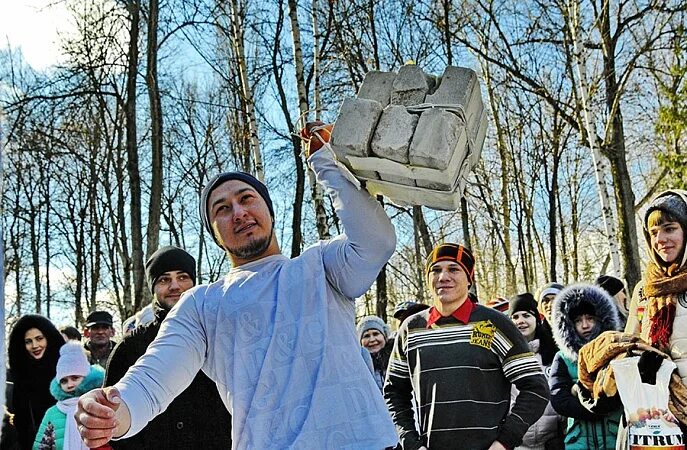 Масленица в парке царицыно. Масленица парк Строитель. Масленица в Липецке. Масленица в парке. Масленица в Саратове парк.