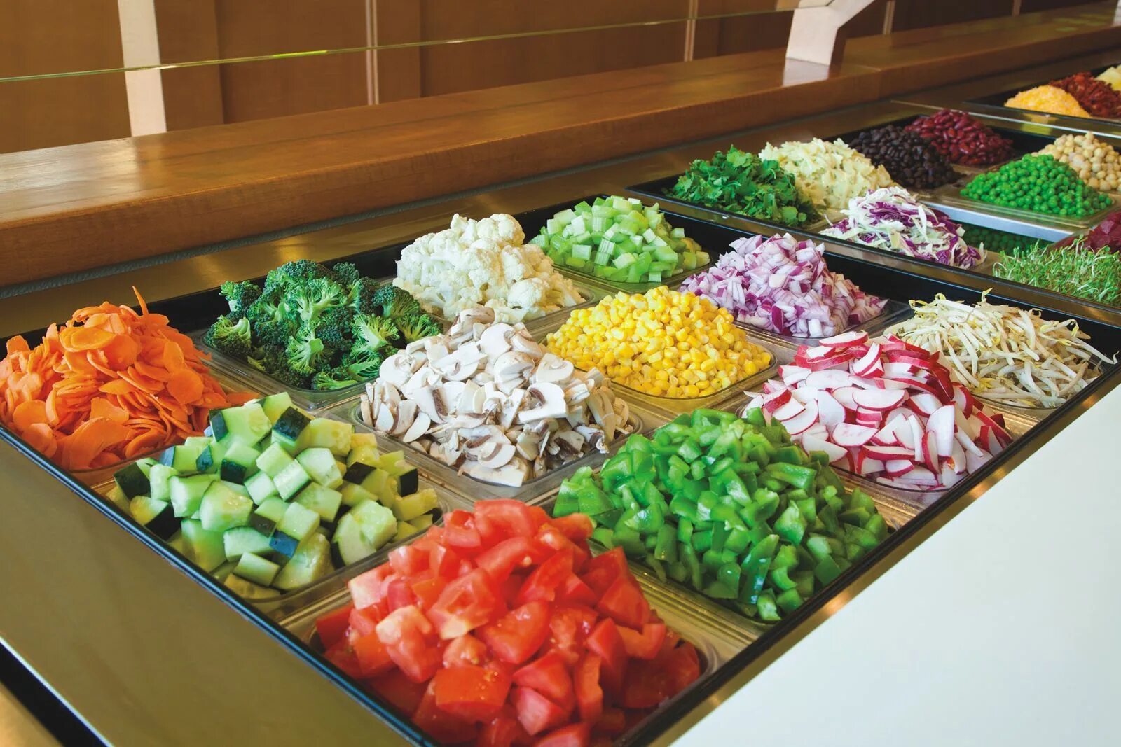 Салат бар. Салаты в супермаркетах. Салат бар спар. Салаты в магазине как правильно выбирать. Витрина для готовых блюд.