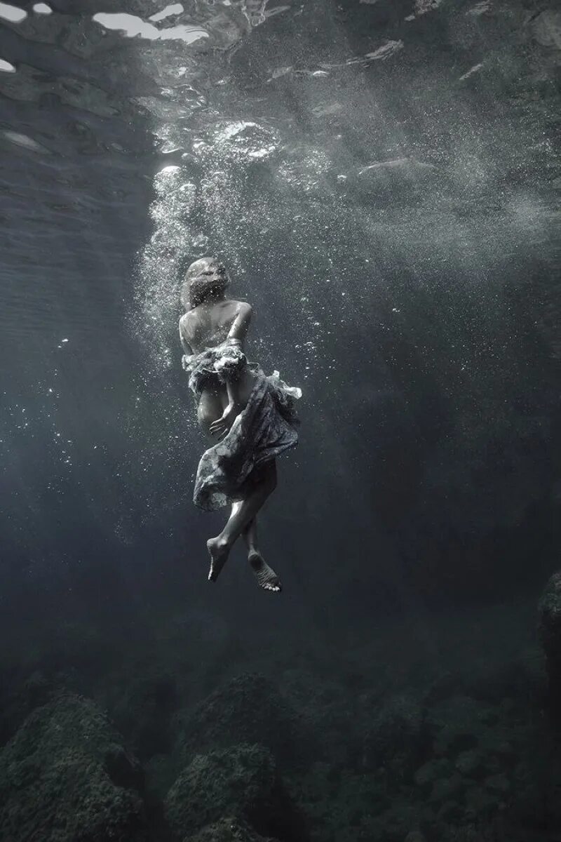 В комнате я тону в омуте. В комнате я тону в омуте. Тону в тебе. Омут под водой. Я тону в тебе.