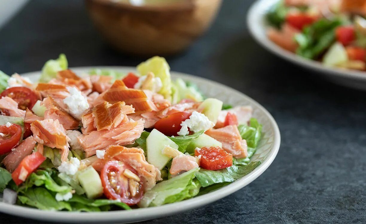 Салат Салмон. Smoked Salmon Salad. «Микс салата с копченым лососем». Салат из копченого лосося. Салат из лососевой рыбы