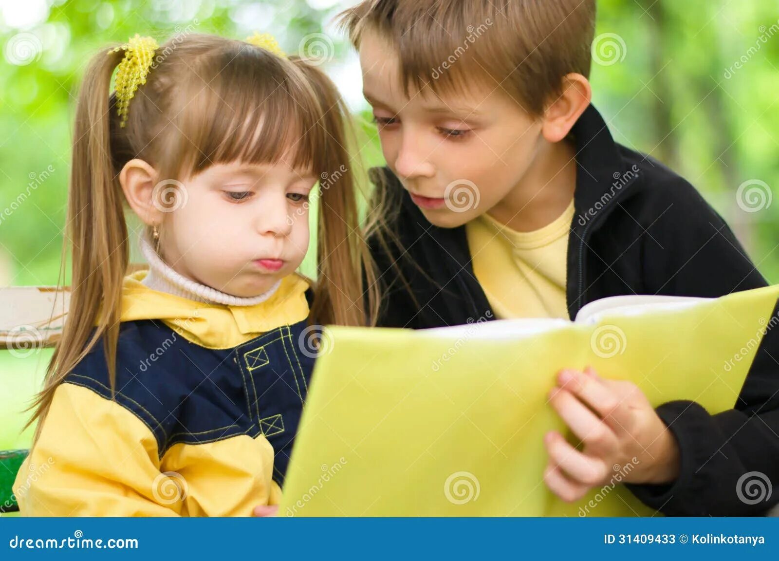 Брат читает книгу сестре. Книжка про сестру. Книги для детей. Брат читает книгу сестре. Братья и сёстры книга.